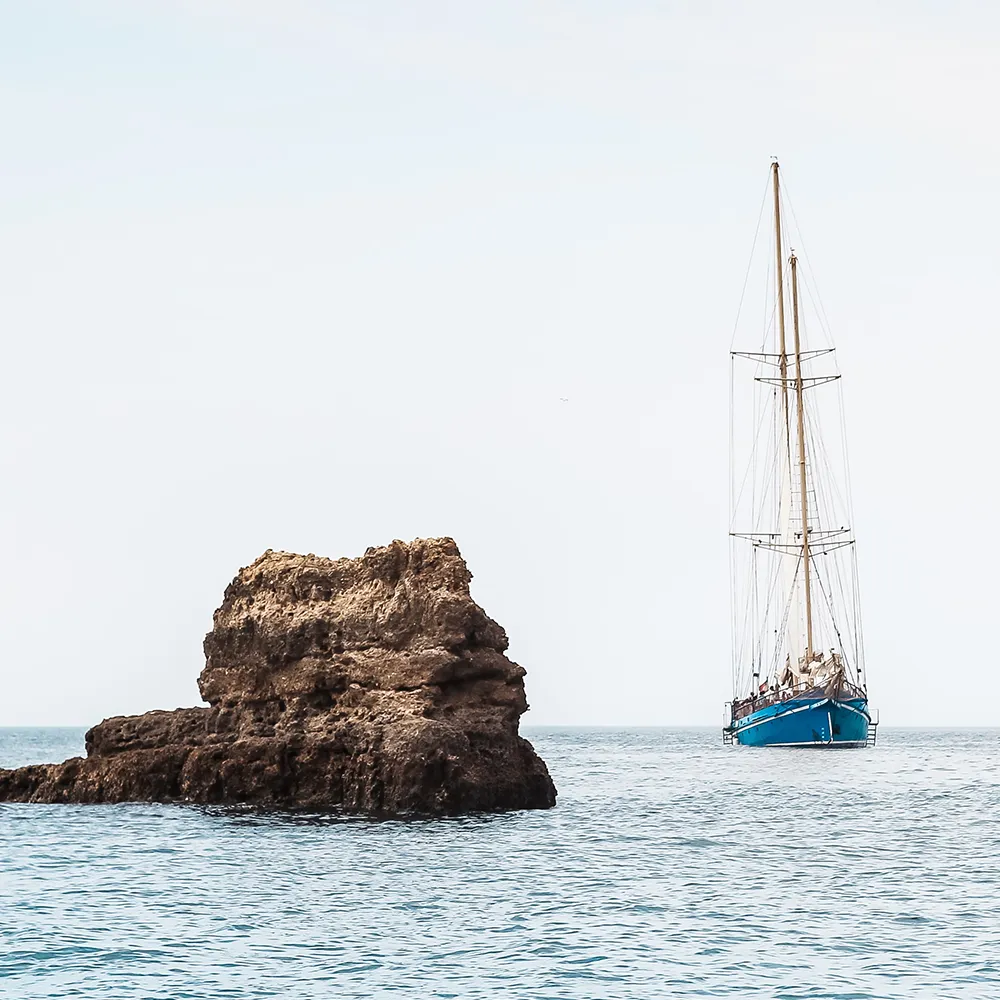 Veleiro a navegar ao largo da costa algarvia